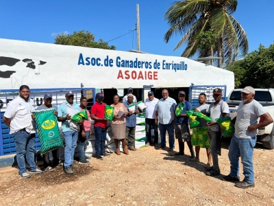 Entrega de herbicidas y semillas de pastos a la Asociación de Ganaderos de Enrriquillo