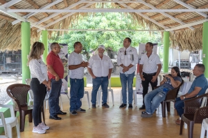 ENTREGA ROLLOS DE ALAMBRES DE PÚA A PRODUCTORES DE LICEY