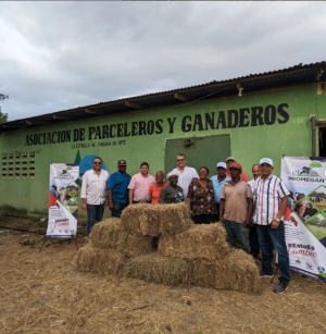 Pequeños ganaderos de Hacienda Estrella y La Victoria, en Santo Domingo Norte, recibieron 2,294 pacas por parte del Proyecto de Mejoramiento de la Ganadería (PROMEGAN), para alimentar sus vacas