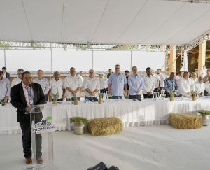El presidente Abinader encabeza encuentro con ganaderos y arroceros.