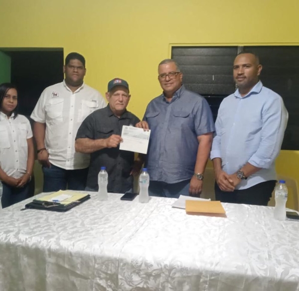 El director ejecutivo del CONALECHE, Miguel Laureano, entregó un aporte económico, a nombre del presidente Luis Abinader, a la Cooperativa de Productores de Queso de Santiago Rodríguez