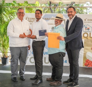 CONALECHE entrega premios a ganadores de concursos de quesos y yogur.