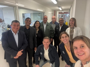 DIRECTOR EJECUTIVO VISITA EL LABORATORIO LATU DURANTE SU VISITA A URUGUAY