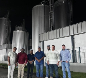 DIRECTOR DE CONALECHE JUNTO A OTRAS ORGANIZACIONES DEL SECTOR VISITA INSTALACIONES DE DOS PINOS EN COSTA RICA